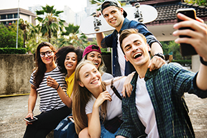 friends in the park taking a group selfie millenni ARTEHUL